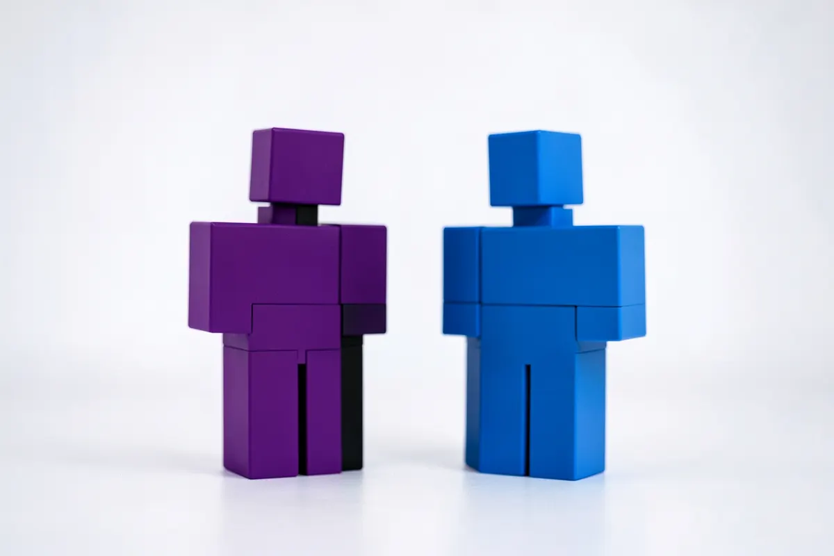 Um aperto de mãos entre duas figuras abstratas feitas de blocos de construção, simbolizando a colaboração entre marketing e vendas.